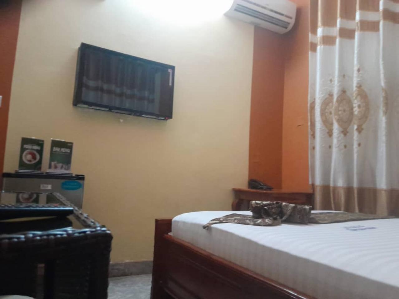 V  I  P  01 - Image 3