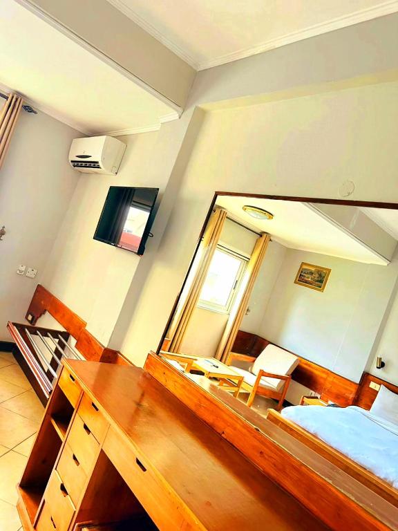 EXECUTIVE ROOM - Image 2